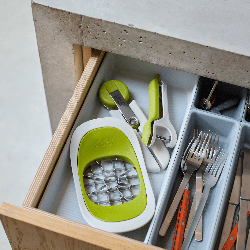 Descorazonador y Cortador 2 en 1 - Nest Press | Joseph Joseph