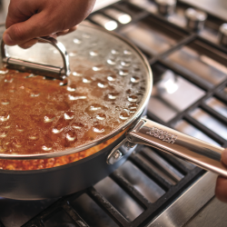 Sauté com Tampa e Pega Dobrável 28cm – Azul – Space – Joseph Joseph