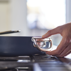 Sauté com Tampa e Pega Dobrável 28cm – Azul – Space – Joseph Joseph