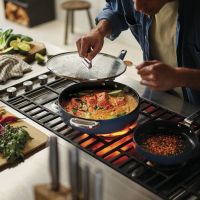Sauté com Tampa e Pega Dobrável 28cm – Azul – Space – Joseph Joseph
