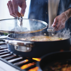 Sauté com Tampa e Pega Dobrável 28cm – Azul – Space – Joseph Joseph