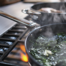 Sauté com Tampa e Pega Dobrável 28cm – Azul – Space – Joseph Joseph