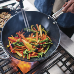 Wok com Tampa e Pega Dobrável 32cm – Azul – Space – Joseph Joseph