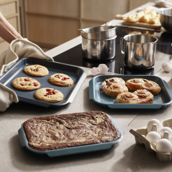 Tabuleiro Pequeno Anti-Aderente para Forno – Azul – Nest Bake – Joseph Joseph