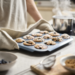 Tabuleiro Antiaderente para 12 Queques – Azul – Nest Bake – Joseph Joseph