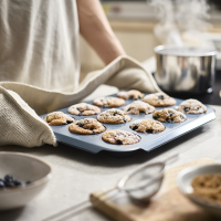 Tabuleiro Antiaderente para 12 Queques – Azul – Nest Bake – Joseph Joseph
