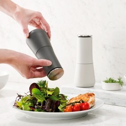 Conjunto de Moinho de Sal e Pimenta – Preto e Branco – Milltop – Joseph Joseph