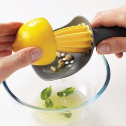 Espremedor de Citrinos – Amarelo – Catcher – Joseph Joseph