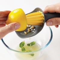 Espremedor de Citrinos – Amarelo – Catcher – Joseph Joseph