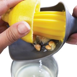 Espremedor de Citrinos – Amarelo – Catcher – Joseph Joseph