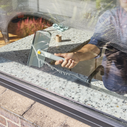 Utensílio de Limpeza de Vidros 2 em 1 – Pedra – CleanTech – Joseph Joseph