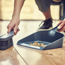 Vassoura e Pá para Fixar na Parede – Azul – Cleanstore – Joseph Joseph