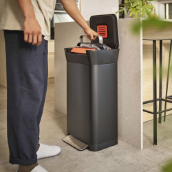 Balde do Lixo Compactador – Preto – Titan 30 – Joseph Joseph