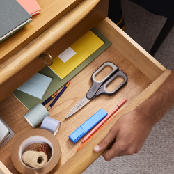 Tesoura Multiusos com Cortador de Caixas – Cinza – Cutplus – Joseph Joseph