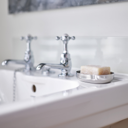 Saboneteira Compacta – Inox – Easystore Luxe – Joseph Joseph