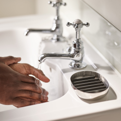 Saboneteira Compacta – Inox – Easystore Luxe – Joseph Joseph