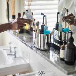 Organizador Grande para Escovas de Dentes – Inox – Easystore Luxe – Joseph Joseph