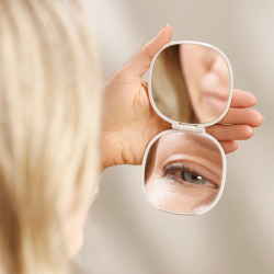 Espelho de Aumento Compacto 2-em-1 – Creme – Viva – Joseph Joseph