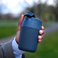 Reisebecher mit Flip-Top-Deckel – Sipp – Joseph Joseph
