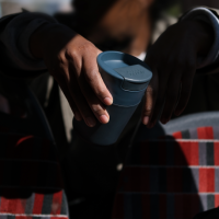 Reisebecher mit Flip-Top-Deckel – Sipp – Joseph Joseph